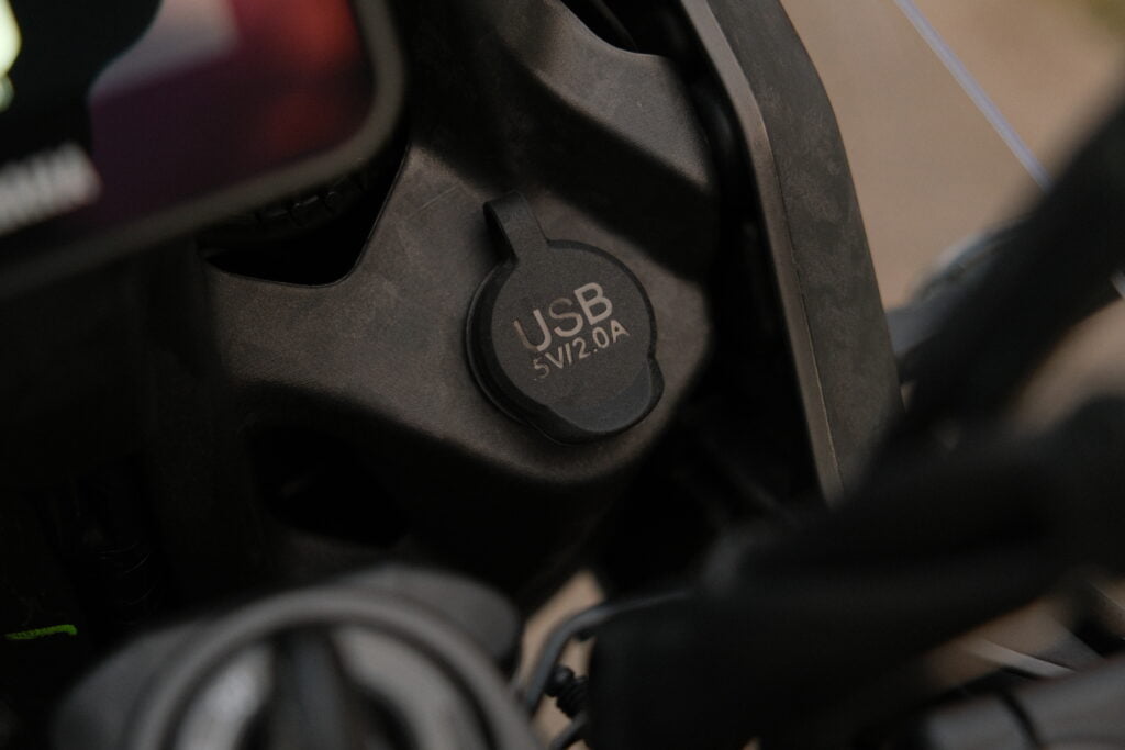 Port USB 5V/2A w motocyklu Yamaha Tenere 700 2023