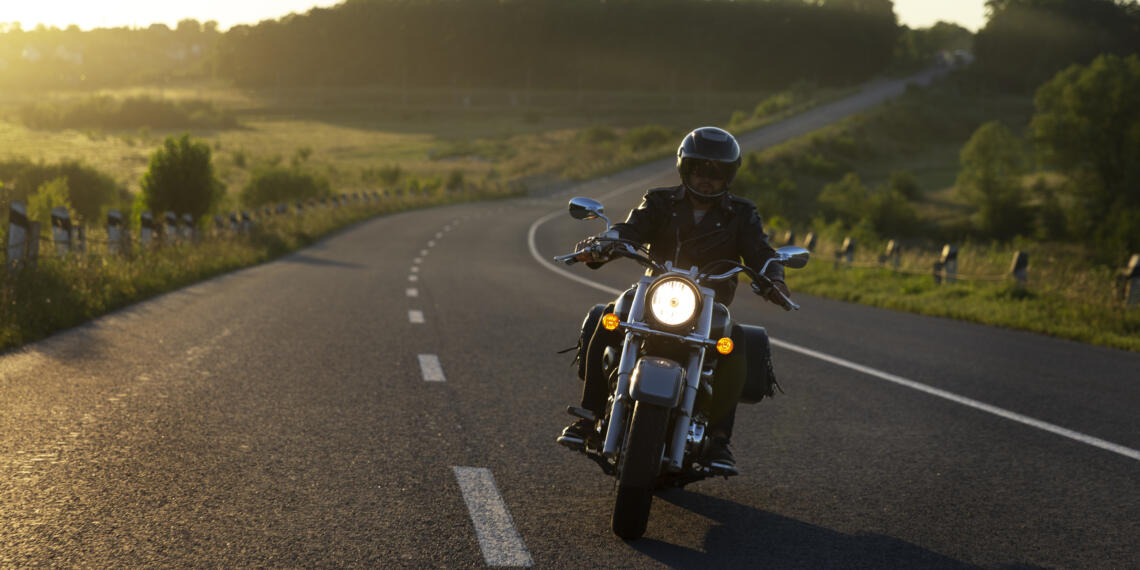 Motocyklista jedzie